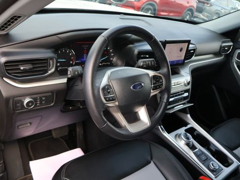 Used 2022 Ford Explorer XLT w/ Equipment Group 202A AWD/4WD image 18
