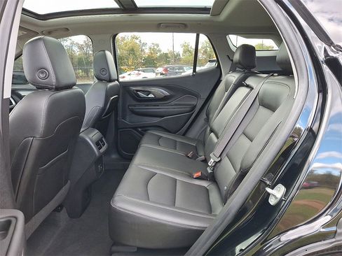 Used 2022 GMC Terrain SLT w/ Infotainment Package II image 9