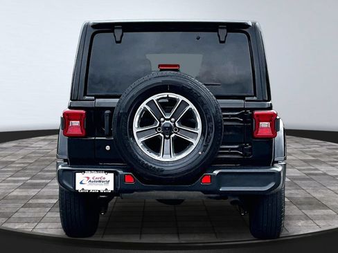 Used 2018 Jeep Wrangler Unlimited Sahara AWD/4WD image 6