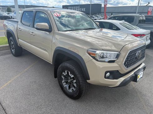 Used 2019 Toyota Tacoma TRD Off-Road w/ Technology Package AWD/4WD image 2