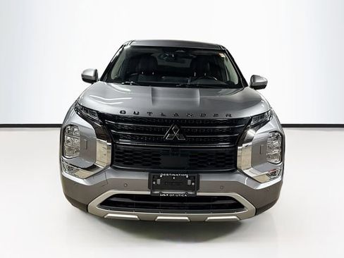Used 2023 Mitsubishi Outlander SE image 2