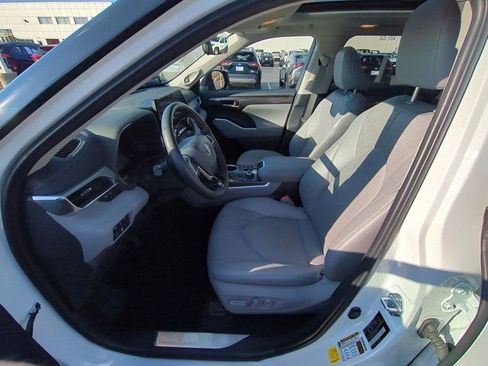 Certified 2025 Toyota Highlander Platinum image 8