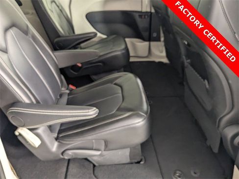 Certified 2024 Chrysler Pacifica Touring-L image 31