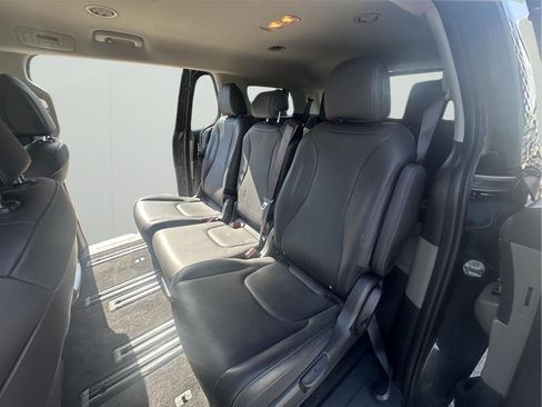 Used 2026 Kia Carnival FWD image 30