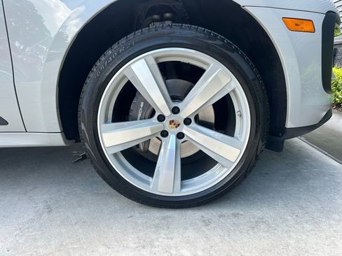 Certified 2023 Porsche Macan image 15