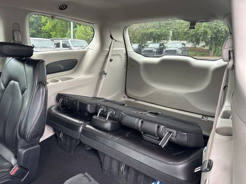Used 2023 Chrysler Pacifica Touring-L FWD image 11
