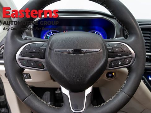 Used 2023 Chrysler Pacifica Touring-L FWD image 10