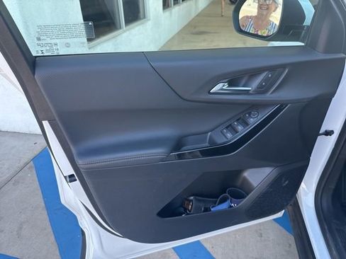 Used 2025 Chevrolet Equinox LT w/ Safety and Technology Package image 8