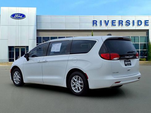 Used 2023 Chrysler Voyager LX image 4