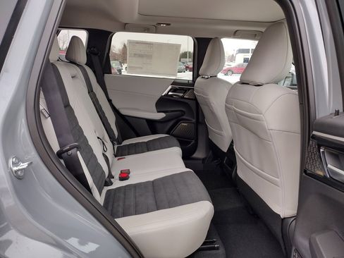 New 2026 Mitsubishi Outlander SE image 10