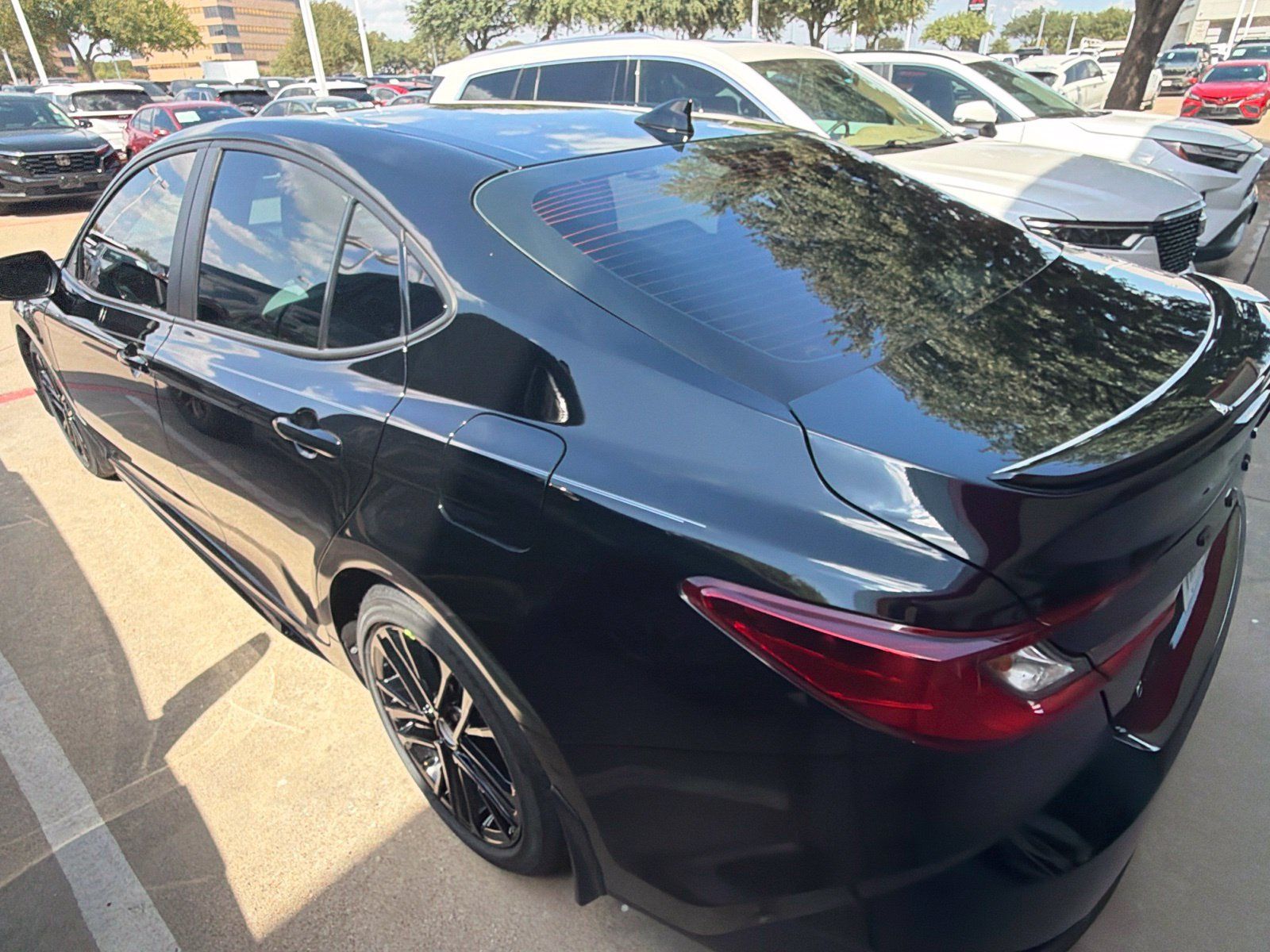 Used 2025 Toyota Camry SE w/ Convenience Package FWD image 5
