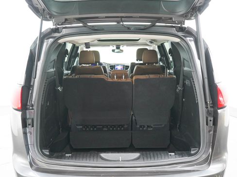 Used 2017 Chrysler Pacifica Limited w/ UConnect Theater Package FWD image 20