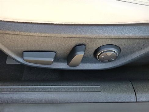 Used 2024 Genesis G70 2.5T image 17