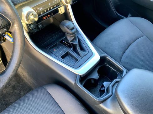 Used 2019 Toyota RAV4 LE FWD image 15