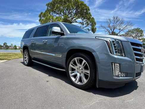 Used 2016 Cadillac Escalade ESV Luxury AWD/4WD image 3