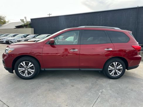Used 2019 Nissan Pathfinder SV image 4
