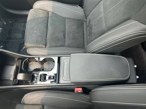 Certified 2025 Volvo XC40 B5 Plus AWD/4WD image 25