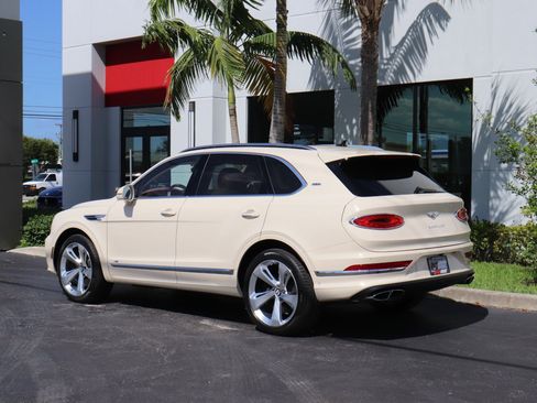 Used 2021 Bentley Bentayga AWD/4WD image 8