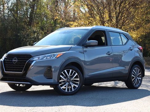 Used 2024 Nissan Kicks SV image 1