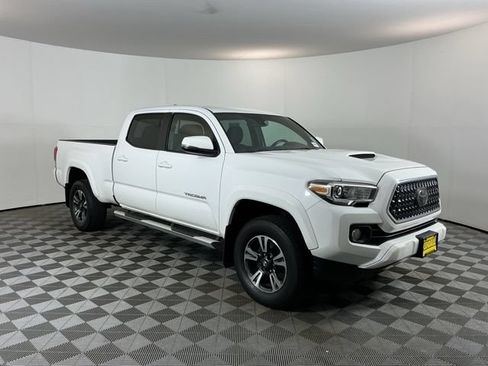 Used 2018 Toyota Tacoma TRD Sport AWD/4WD image 3