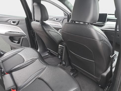 Certified 2025 Jeep Compass Latitude AWD/4WD image 12