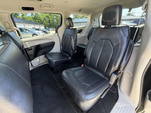 Used 2018 Chrysler Pacifica Touring-L w/ Tire & Wheel Group FWD image 15