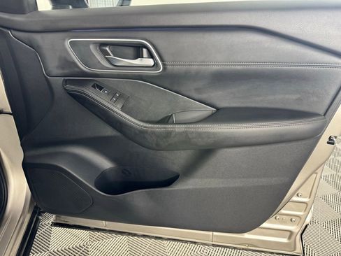 Used 2025 Nissan Rogue Platinum AWD/4WD image 32