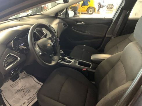 Used 2017 Chevrolet Cruze LT image 13