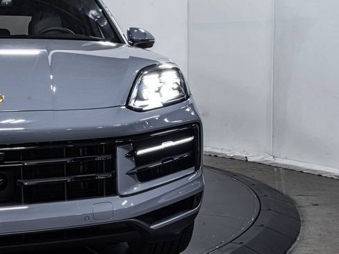 Certified 2025 Porsche Cayenne AWD/4WD image 18