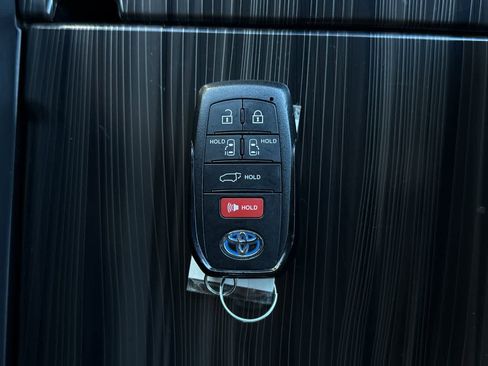 Used 2022 Toyota Sienna Platinum image 24