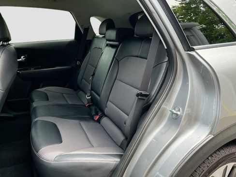 Used 2022 Kia Niro EX image 23