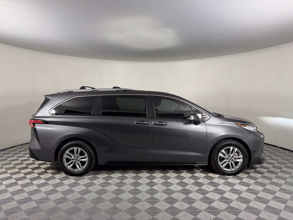 Used 2025 Toyota Sienna Limited FWD image 5