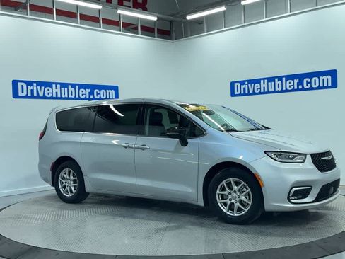 Used 2024 Chrysler Pacifica Touring-L image 5