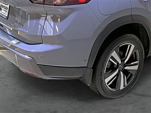 Used 2025 Nissan Rogue SL AWD/4WD image 12