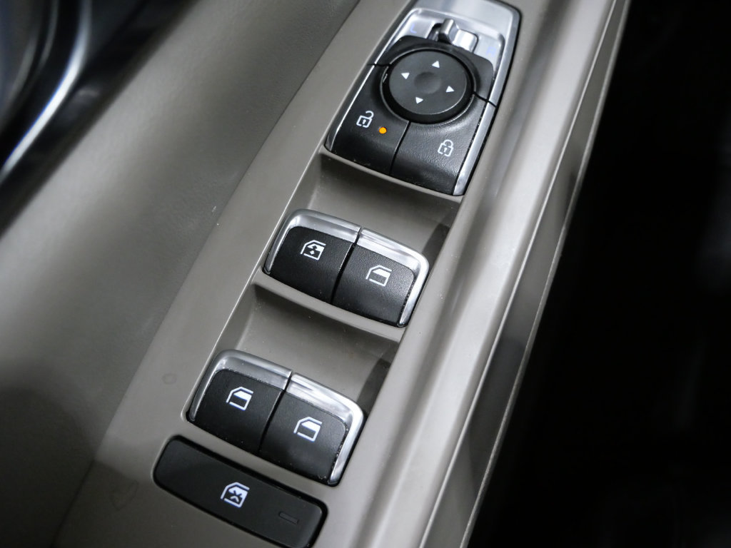 Used 2025 Kia Carnival FWD image 12