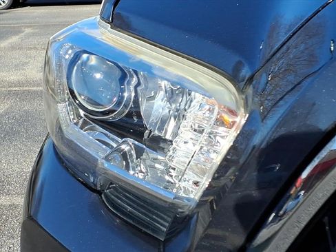 Used 2019 Toyota Tacoma TRD Off-Road image 3