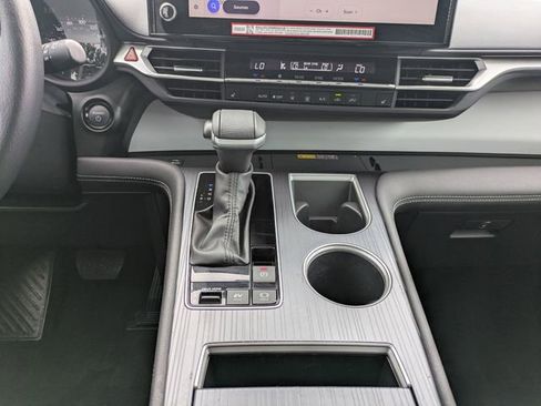 Used 2025 Toyota Sienna XLE FWD image 21