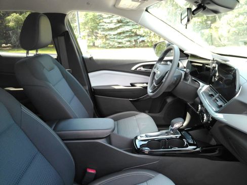 Used 2025 Chevrolet Trax LT FWD image 16