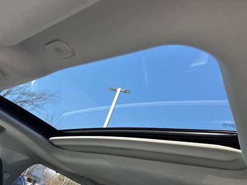 Used 2023 Toyota Highlander XLE image 6