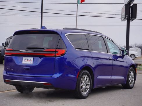 Used 2021 Chrysler Pacifica Touring image 7