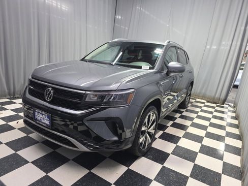 Used 2022 Volkswagen Taos SE image 1
