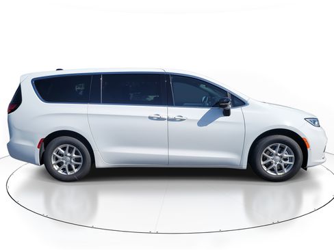 Used 2026 Chrysler Pacifica Select FWD image 5