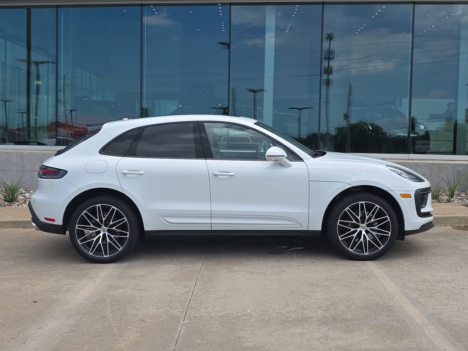 Certified 2026 Porsche Macan AWD/4WD image 8