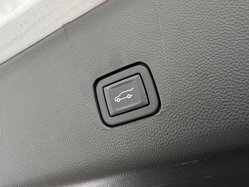 Used 2023 Chevrolet Traverse LT AWD/4WD image 45