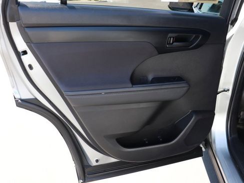 Used 2025 Toyota Highlander LE FWD image 13