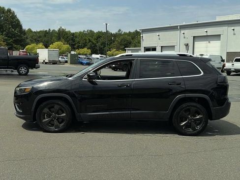 Used 2019 Jeep Cherokee Limited w/ Technology Group FWD image 2