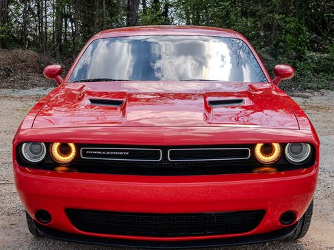 Used 2021 Dodge Challenger SXT RWD image 8