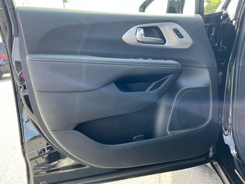 New 2025 Chrysler Pacifica Limited FWD image 10