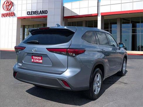 Used 2021 Toyota Highlander LE FWD image 7