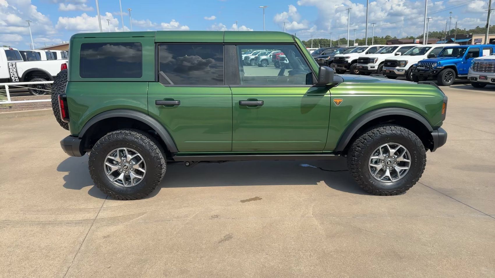 Used 2025 Ford Bronco Badlands AWD/4WD image 2